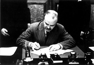 Signature à Moscou du Pacte germano-soviétique de non agression. Molotov signe
