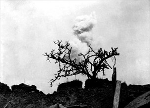 Eclatement d'une fusée sur les lignes allemandes pendant l'attaque française, 1916