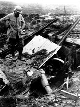 Bois de Hem. Obusière de 105 allemande sous casemate détruite par notre artillerie, 1916