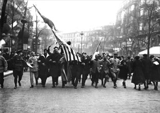 Entrance of the United States into the war: People celebrating it in Paris