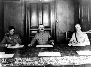 Le GQG Franchet d'Esperey et le général Charpy assis à la table où fut signé l'armistice