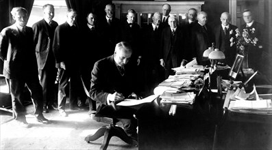 Le président Harding signant le "Capper Volstead Act"