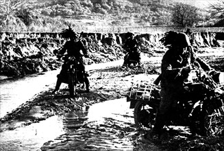 Troupes italiennes franchissant une rivière