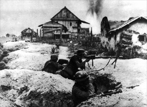 Des soldats allemands dans les tranchées qu'ils ont creusées dans la banlieue de Stalingrad (1942)