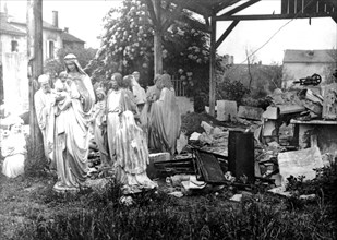 Les statues de l'église bombardée de Verdun enlevées des décombres