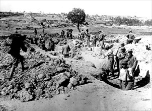 Soldats français creusant des tranchées à Gallipoli