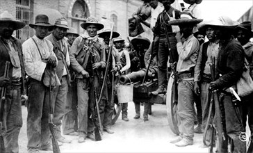 Mexican revolution. Mexican insurgents with a canon of their make, in Juarez