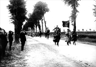 Revue du 20e Corps d'Armée par le général Joffre à Hermavillle, sur la route d'Aubigny