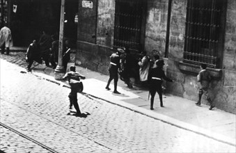 Barcelone, les gardes chargent des étudiants (1932)