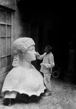 Paris. Dernière touche à la tête de la statue de la victoire en juillet 1919