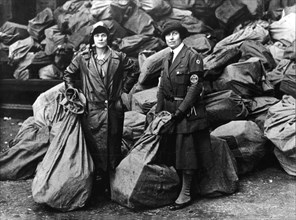 Grève générale. Aide de femmes volontaires pour les envois postaux, à la poste centrale de Londres (1926)