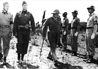 Winston Churchill en voyage d'inspection sur le front italien (août 1944)
