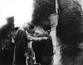 Winston Churchill en visite d'inspection sur le front de Normandie