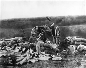 The American army using an artillery cannon during WWI