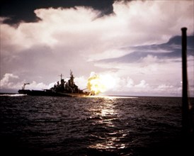 Le bateau américain "Missouri" pendant une bataille