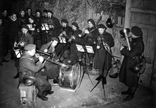 Jazz band set up in a barn to entertain soldiers (1940)