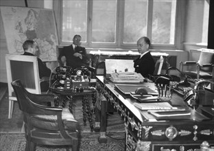 Paris. Sumner Welles, devant la carte de l'Europe, discute avec Paul Reynaud du futur sort de l'Allemagne (1940)