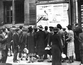Civilians looking at mobilization posters (1939)