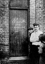 Grève de Villeneuve-Saint-Georges. Inscriptions sur la porte d'un mineur qui a tué un gréviste