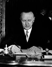 Conference in Paris: Adenauer signing the Schuman Plan Declaration