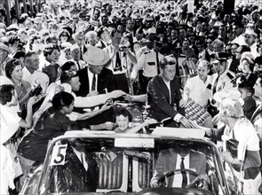 John Kennedy (à droite), Johnson (à gauche), candidats du parti démocrate à la présidence, pendant la campagne éléctorale (au milieu, Mme Johnson) parmi leurs supporters à Forth Worth dans le Texas