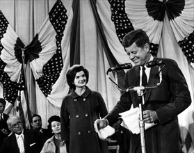 Novembre 1960, Résultats de l'élection de John Kennedy (ici, John Kenndey et son épouse)