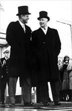 1961, Washington. Le nouveau président élu, John Kennedy et l'ancien président Eisenhower, quittent la Maison Blanche pour aller au Capitole pour les cérémonies