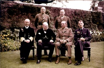Sir Charles Portal, Churchill, Field Marshall, Sir Alan Brooke dans le jardin du 10 Downing Street à Londres le 7 mai 1945