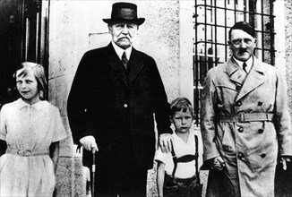 Hitler, invité par le président Hindenburg, devant le château de Neudeck