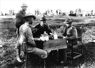 Repas du général Funston, du colonel Metealf et du capitaine Buchann (1899)