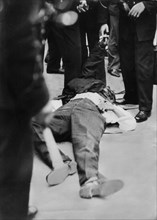 Assassinat d'Alexandre de Yougoslavie. Le corps du meurtrier. Marseille - 1934