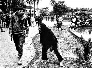 Cong-Hoa, une vietnamienne supplie un soldat américain d'avoir pitié de son fils arrêté, par erreur, comme vietkong