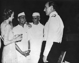 Le Gouverneur général Lord Mountbatten et Lady Mountbatten avec le Pandit Nehru à New-Delhi