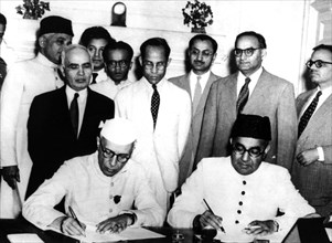 Nehru et Ali Khan (1er ministre du Pakistan) lors de la signature de l'accord entre l'Inde et le Pakistan