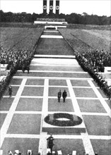 Hitler et Röhm devant le "Ehrenmal" à une cérémonie du parti à Nuremberg