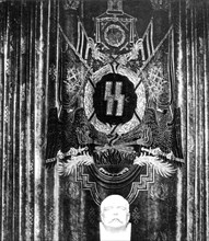 1942, Exposition d'Art nazi à Munich. Buste d'Hindenburg devant une tapisserie d'Emma Hoffmann avec les symboles nazis