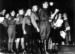 Berlin. Jeunes hitlériens, en uniforme, chantant à la gloire d'Hitler à un festival de musique au "Kroll Oper"