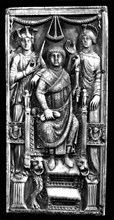 The Roman consul, in triomphal dress, between the personifications of Rome and Constantinople
