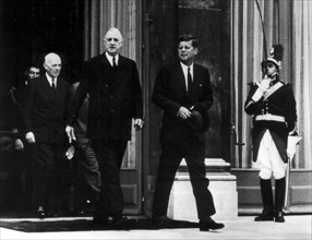Le président De Gaulle et le président Kennedy quittent l'Elysée, juin 1961