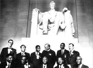 A Washington, après la marche pour les droits civiques, les leaders du mouvement (dont Martin Luther King) se sont rassemblés aux pieds de la statue de Lincoln