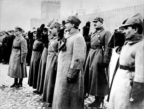 Léon Trotski recevant des soldats à Moscou