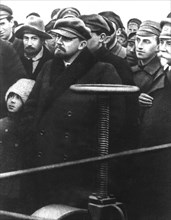 22 Octobre 1921, Lénine regarde la 1ère charrue électrique, fabriquée en URSS par la station expérimentale de l'institut zootechnique de Moscou