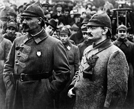 Léon Trotski et le général Montalov assistant à une démonstration sportive de l'Armée rouge.