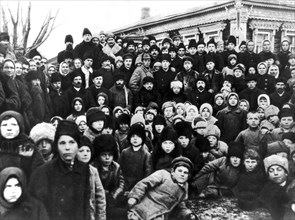 Novembre 1920, Lénine et N.K. Kroupskaïa avec un groupe de paysans, lors de la fête pour l'inauguration de la centrale électrique de Kashinskarfa