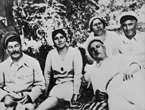 Pique-nique à Satchi : Staline, Nadia (sa femme), Vorochilov et sa femme