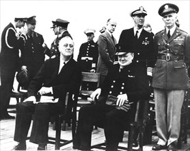 Conférence de Téhéran. Roosevelt et Churchill. Debout, Adam Ernest King et le général George Marshall