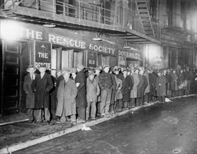 New York. Chinatown. Une queue de chômeurs devant le centre de secours de Doyers street
