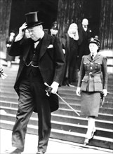 Londres. Winston Churchill quittant la cathédrale Saint-Paul avec sa fille Sarah (1945)