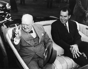 Après son arrivée à Washington, Winston Churchill quitte l'aéroport en compagnie de Richard Nixon (vers 1960)