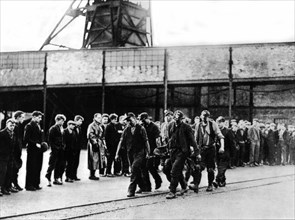 Evacuation d'un blessé après l'explosion d'une mine à Kinghill (décembre 1934)